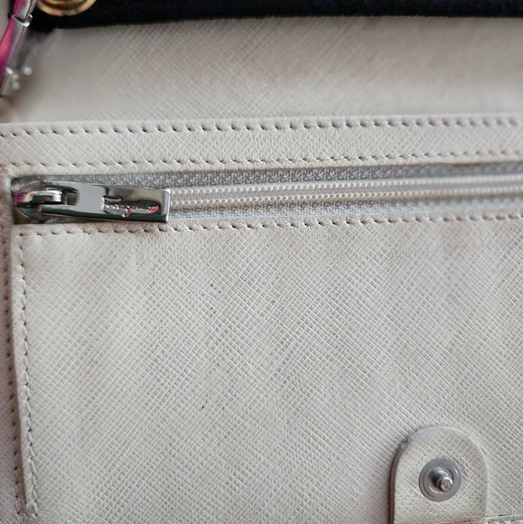 Vintage Salvatore Ferragamo Cream White Leather Wallet - Picture 4 of 10